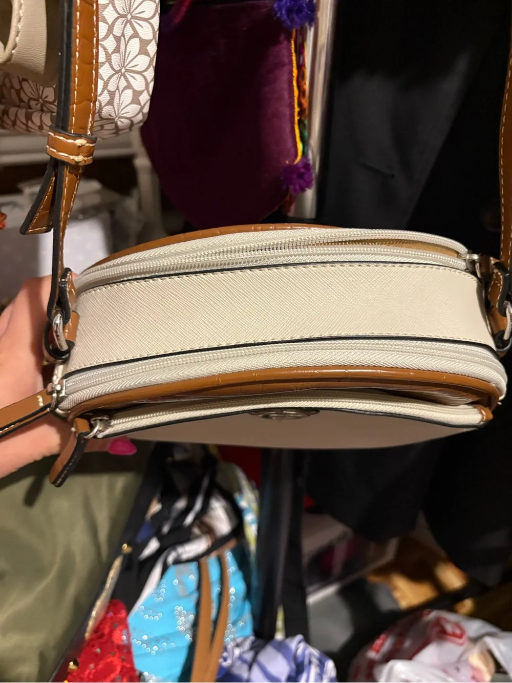 Gianni Bernini Stylish Crossbody Cream & Light Brown w/ Embossing Camera Bag - Picture 5 of 12